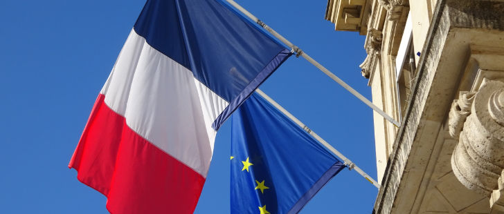 Drapeaux de France et d'Europe illustrant la Practice Gouvernement & Non-profit