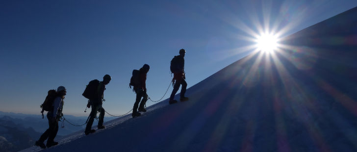 La cordée des hommes gravit la montagne à l'instar de l'esprit d'entreprise